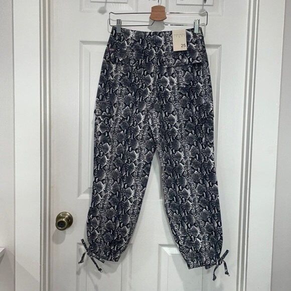 Alice + Olivia Jadon Snake Printed Cargo Pants Size 25 - Picture 9 of 12